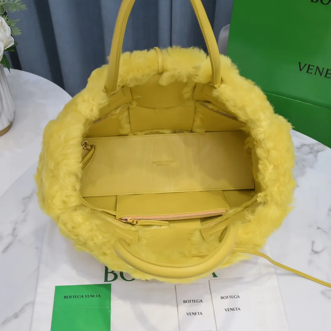 Corn yellow 🐱BV arco tote’s fluffy style, it’s here, it’s here, it’s here with fluff~ You’ll know how cute it is when you see it in person! The soft and fluffy feel is really great. Rua, this year’s furry style, I stand on bv! ! Whether it is a jodie cloud bag or a tote, not all curly teddy fur can be used to make goods. The curl size of the fur directly affects the similarity of the entire bag. Material: full fur and lambskin ➕ lambskin lining is much more expensive than full leather! Again, if you don’t develop without ZP, of course you have to be willing to spend money, size 36*24*12 Size: 36*24*12